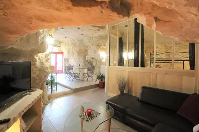 Coin salon dans l'établissement La Grotte Rouge, gîte troglodyte 6 personnes