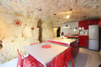 Cuisine ou kitchenette dans l'établissement La Grotte Rouge, gîte troglodyte 6 personnes