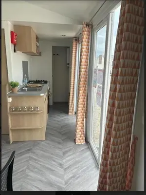 Cuisine ou kitchenette dans l'établissement Bungalow accueillant à Veuzain-sur-Loire avec piscine