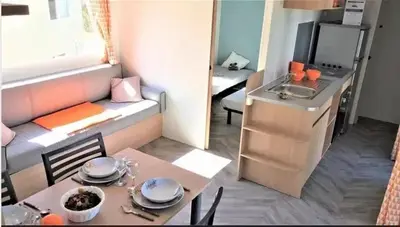 Cuisine ou kitchenette dans l'établissement Bungalow accueillant à Veuzain-sur-Loire avec piscine