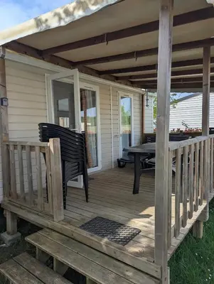 Balcon ou terrasse dans l'établissement Bungalow accueillant à Veuzain-sur-Loire avec piscine