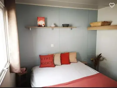 Un ou plusieurs lits dans un hébergement de l'établissement Bungalow accueillant à Veuzain-sur-Loire avec piscine