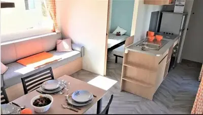 Cuisine ou kitchenette dans l'établissement Bungalow accueillant à Veuzain-sur-Loire avec piscine