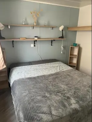 Un ou plusieurs lits dans un hébergement de l'établissement Bungalow accueillant à Veuzain-sur-Loire avec piscine