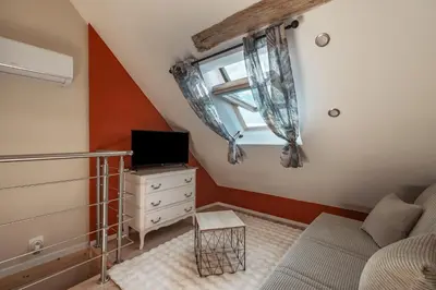 Télévision ou salle de divertissement dans l'établissement Gite de la Ferme du Château 2 - Studio Climatisé