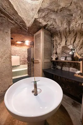 Salle de bains dans l'établissement Le Cavernacle
