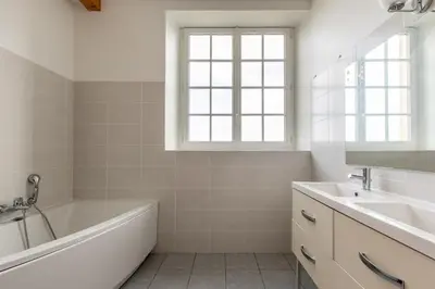 Salle de bains dans l'établissement L'école Dé'rive, gîte 12 personnes