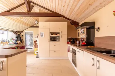 Cuisine ou kitchenette dans l'établissement L'école Dé'rive, gîte 12 personnes