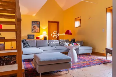 Coin salon dans l'établissement Bulle de calme bucolique - jardin & piscine privée