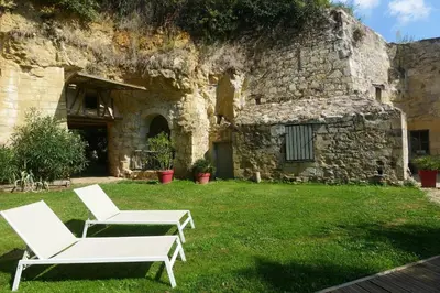 Jardin de l'établissement Gite troglodyte LA ROCHE D'ETIAU en Anjou