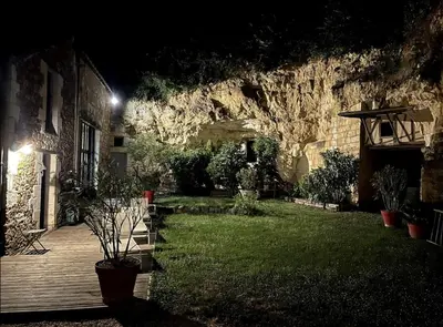 Jardin de l'établissement Gite troglodyte LA ROCHE D'ETIAU en Anjou