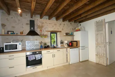 Cuisine ou kitchenette dans l'établissement Gite troglodyte LA ROCHE D'ETIAU en Anjou