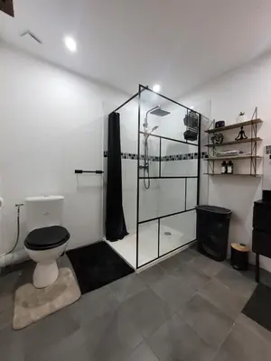 Salle de bains dans l'établissement Le Compostelle