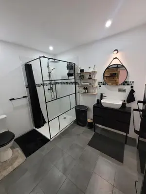 Salle de bains dans l'établissement Le Compostelle