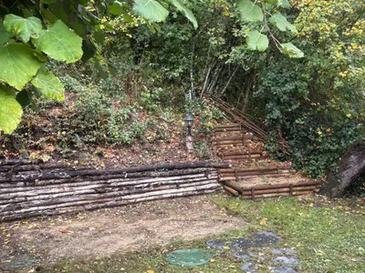 Jardin de l'établissement Gîte troglodytique typique et cosy pour escapade paisible - FR-1-410-484
