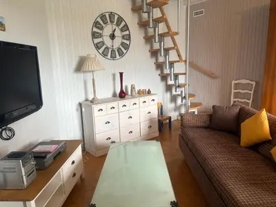 Télévision ou salle de divertissement dans l'établissement Gîte troglodytique typique et cosy pour escapade paisible - FR-1-410-484