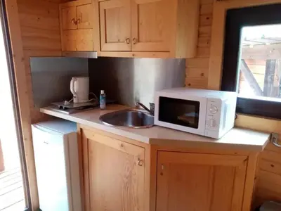Cuisine ou kitchenette dans l'établissement Roulotte Insolite avec Bain Nordique Privé à La Flèche - FR-1-410-485