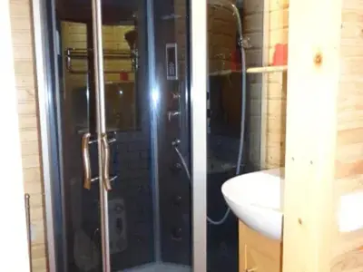 Salle de bains dans l'établissement Roulotte Insolite avec Bain Nordique Privé à La Flèche - FR-1-410-485