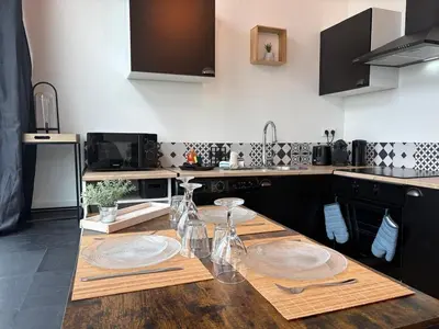 Cuisine ou kitchenette dans l'établissement Duplex lumineux centre-ville