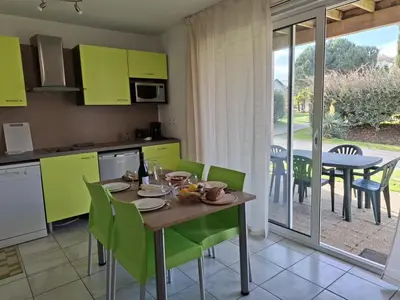 Cuisine ou kitchenette dans l'établissement Cottage Le Vau 2, draps fournis, piscine