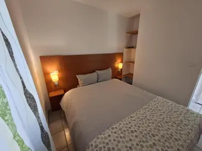 Un ou plusieurs lits dans un hébergement de l'établissement Cottage Le Vau 2, draps fournis, piscine