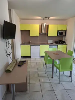 Cuisine ou kitchenette dans l'établissement Cottage Le Vau 2, draps fournis, piscine