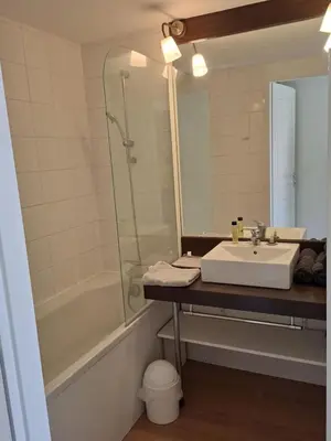 Salle de bains dans l'établissement Cottage Le Vau 2, draps fournis, piscine