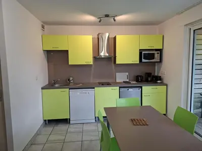 Cuisine ou kitchenette dans l'établissement Cottage Le Vau 2, draps fournis, piscine