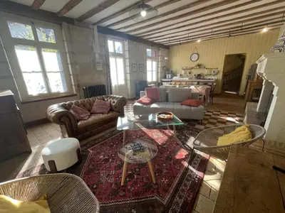 Coin salon dans l'établissement Gîte de charme avec parking, animaux admis, proche de Tours - FR-1-381-638