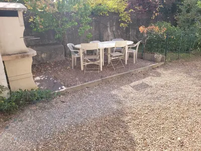Jardin de l'établissement Gite chez Matos maison entière avec 3 chambres et grande cour pour animaux admis