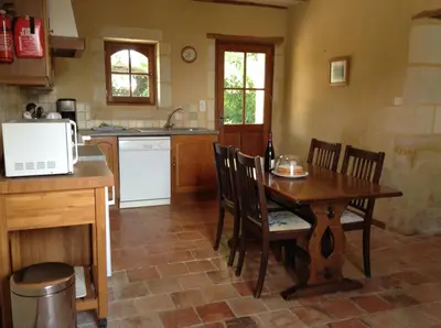 Cuisine ou kitchenette dans l'établissement L'Hirondelle
