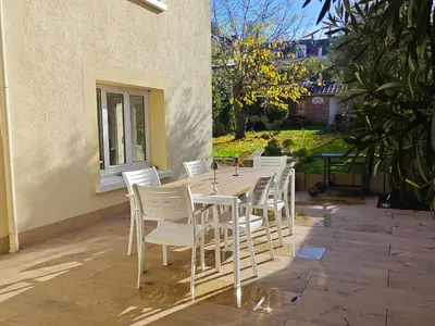 Jardin de l'établissement Grande chambre cosy très proche centre ville