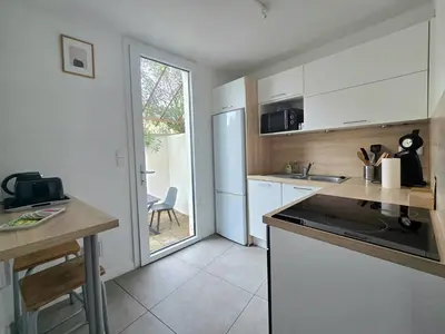 Cuisine ou kitchenette dans l'établissement Le B & W - parking - terrasse - Wifi - spacieux