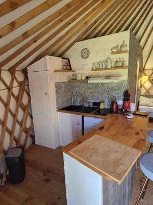 Cuisine ou kitchenette dans l'établissement Yourte Castanea Insolite Val de Loire proche Langeais & Châteaux