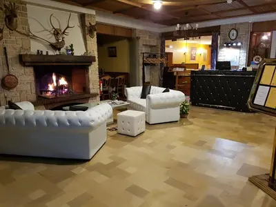 Coin salon dans l'établissement Logis Hôtel Saint-Hubert