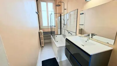 Salle de bains dans l'établissement Cozy apartment, close to Gare du Mans