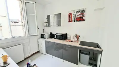 Cuisine ou kitchenette dans l'établissement Cozy apartment, close to Gare du Mans