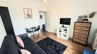 Télévision ou salle de divertissement dans l'établissement Cozy apartment, close to Gare du Mans