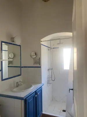 Salle de bains dans l'établissement Jolie maison provençale