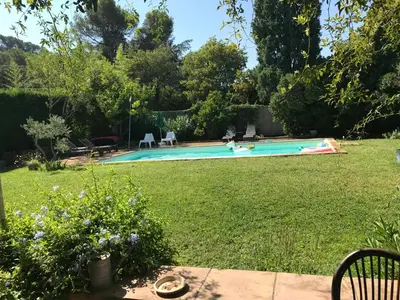 Piscine de l'établissement Jolie maison provençale ou située à proximité