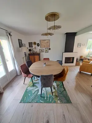 Coin salon dans l'établissement Maison rénovée avec jardin 2 chambres 2 SDB proche centre 135M