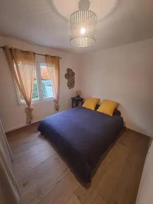 Un ou plusieurs lits dans un hébergement de l'établissement Maison rénovée avec jardin 2 chambres 2 SDB proche centre 135M
