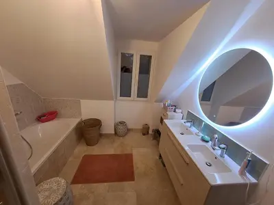 Salle de bains dans l'établissement Maison rénovée avec jardin 2 chambres 2 SDB proche centre 135M