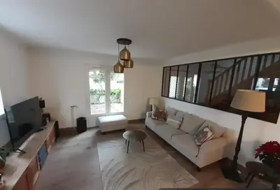 Télévision ou salle de divertissement dans l'établissement Maison rénovée avec jardin 2 chambres 2 SDB proche centre 135M