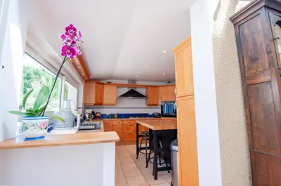 Cuisine ou kitchenette dans l'établissement Villa Portel Élégante jardin & piscine chauffée