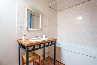 Salle de bains dans l'établissement Le Moulin de Touvois 15p Bourgueil piscine