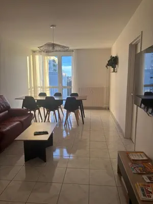 Coin salon dans l'établissement Spacieux T4 lumineux avec balcon confort, calme et modernité à Joué-lès-Tours