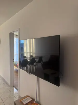 Télévision ou salle de divertissement dans l'établissement Spacieux T4 lumineux avec balcon confort, calme et modernité à Joué-lès-Tours