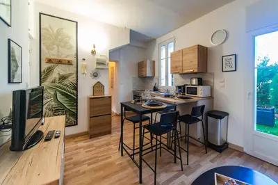 Cuisine ou kitchenette dans l'établissement L'Ernest -Jardin Privatif - Netflix