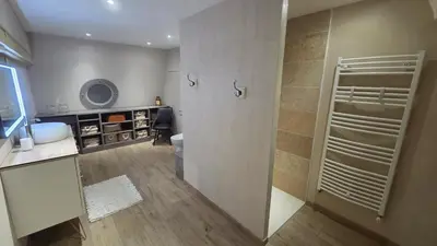 Salle de bains dans l'établissement Villa pour 24h auto le mans